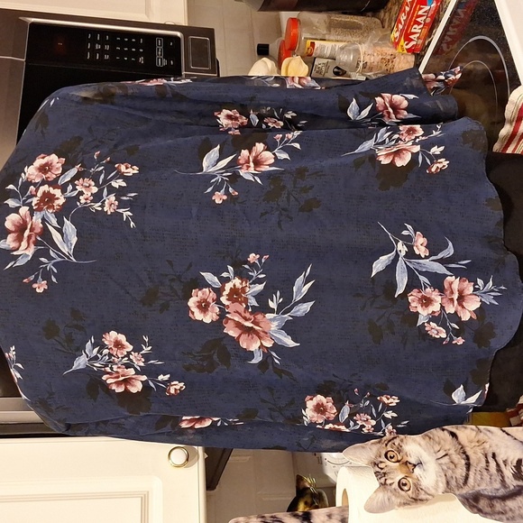 e Alyx Floral V-Neck Women's Top - Blue and Pink Lined Size XL - Picture 2 of 4